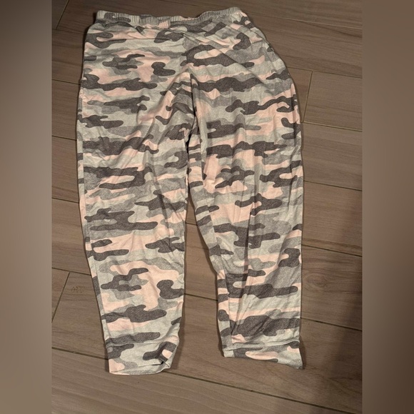 Secret Treasures Camouflage bottoms - Gray and Pink LARGE - Picture 2 of 5
